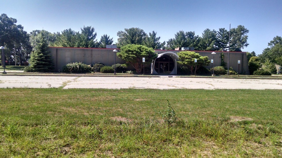 More Photos Of 375 Gin Chan Ave, Muskegon Restaurant For Sale