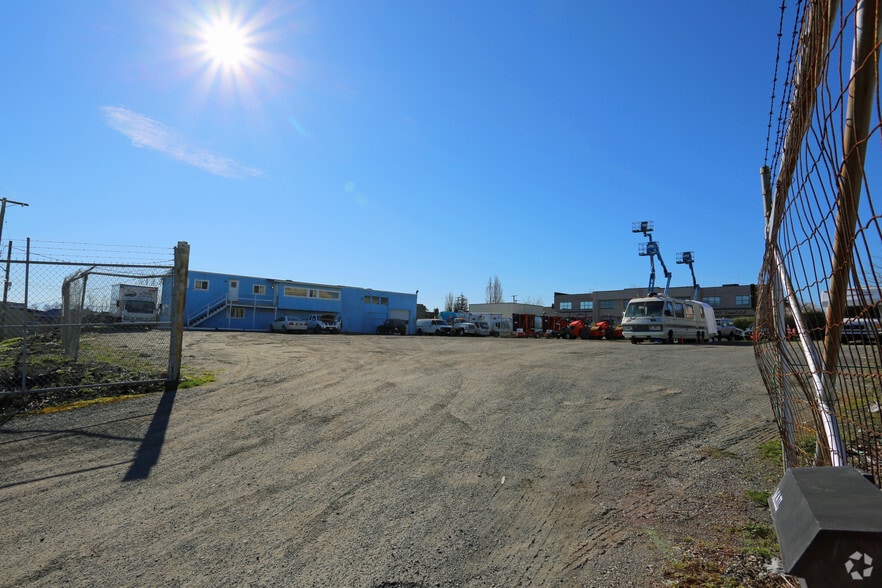 More Photos Of 3270 Tennyson Ave, Saanich Land For Lease