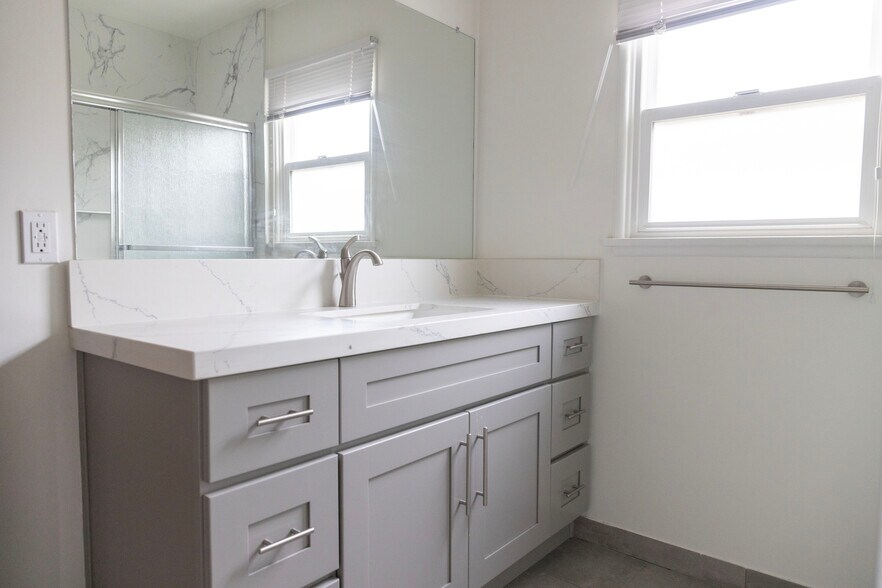 More Photos Of 16011 Victory Blvd, Van Nuys Apartments For Sale