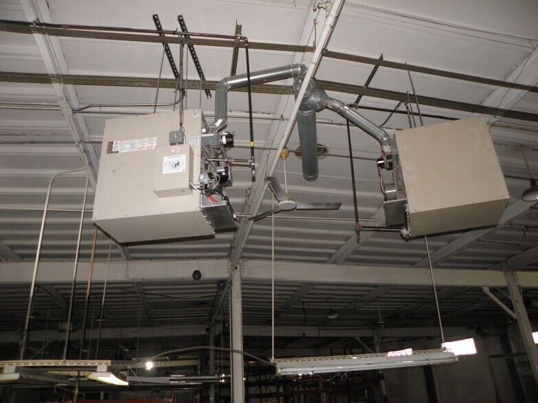 More Photos Of 922 Armstrong St, Morris Distribution For Lease