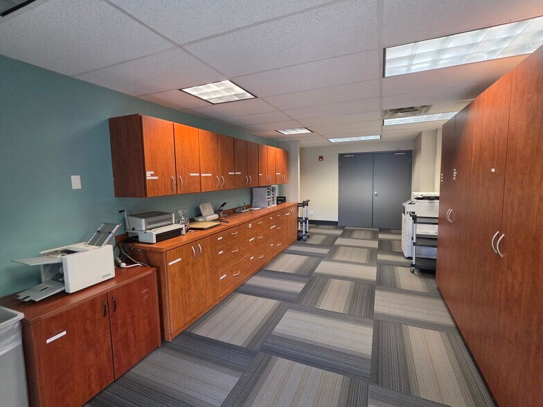 More Photos Of 6610 N Shadeland Ave, Indianapolis Office For Sale