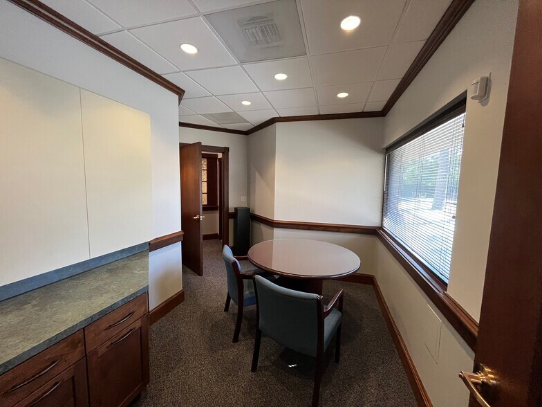 More Photos Of 5202 Shadowbend Pl, The Woodlands Office For Lease