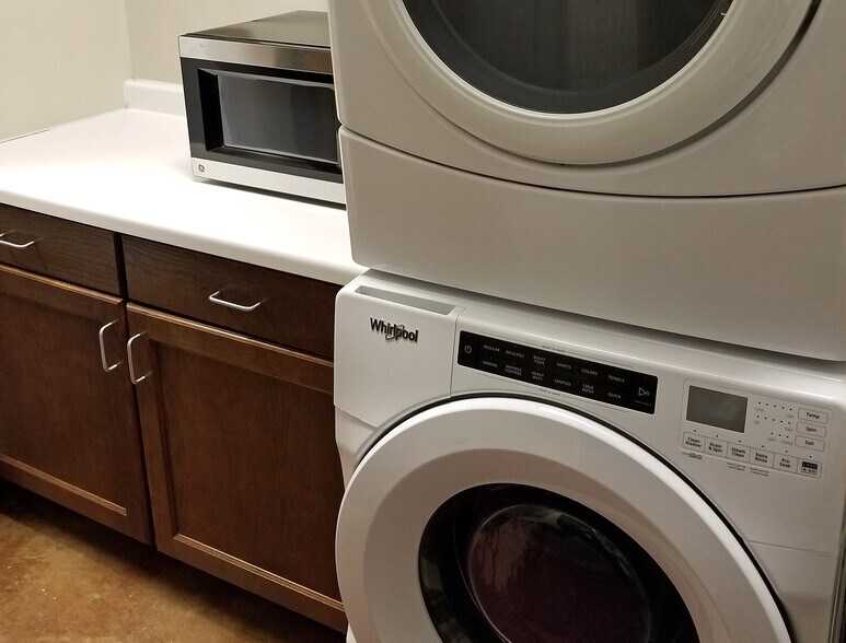 More Photos Of 913 Burlington Ave, Bismarck General Retail For Lease