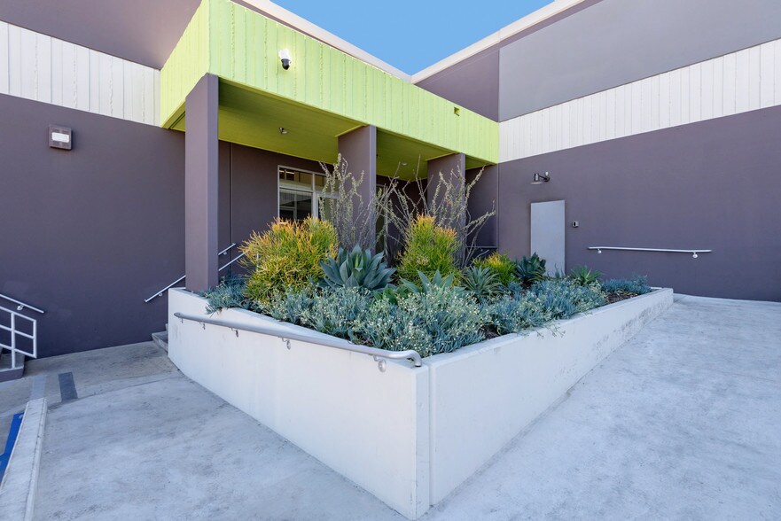 More Photos Of 220-240 W Ivy Ave, Inglewood Truck Terminal For Lease