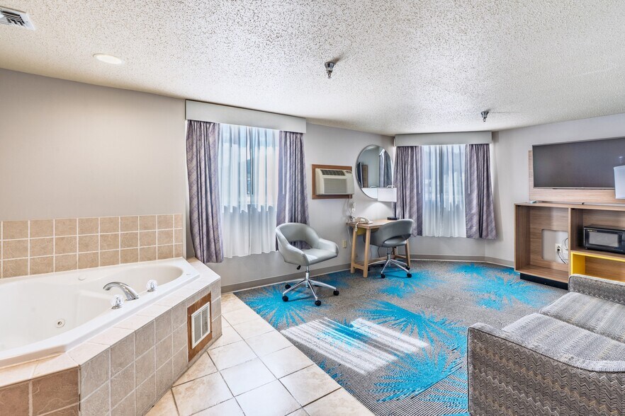 More Photos Of 519 Crook St, Custer Hotel For Sale