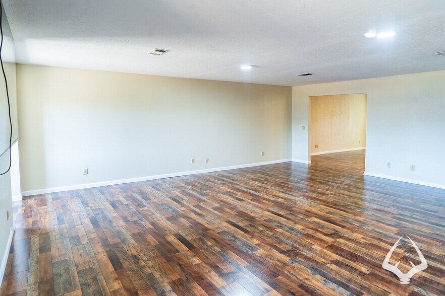 More Photos Of 205 N Wheeler Rd, Colmesneil Office For Sale