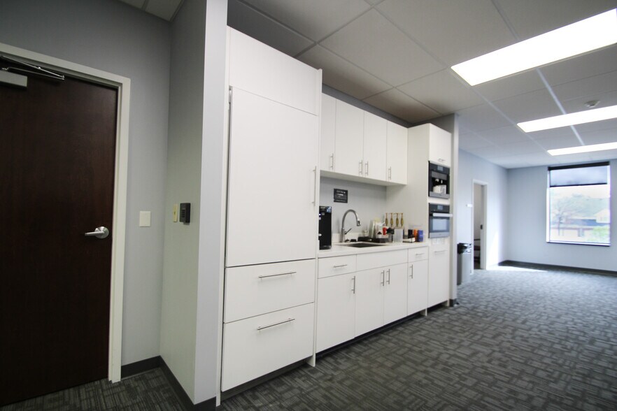 More Photos Of 9911 Shelbyville Rd, Louisville Office For Sale
