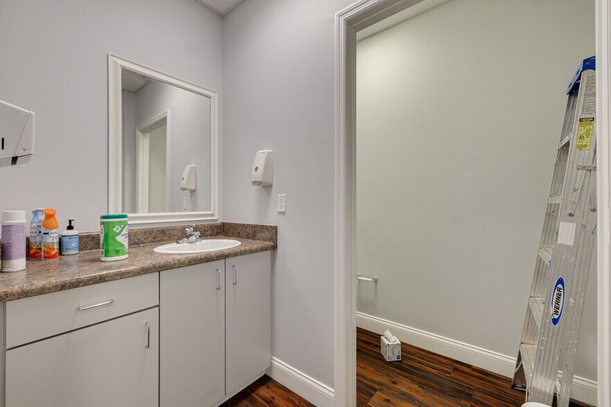 More Photos Of 1033 West Bay Dr, Largo Office For Lease