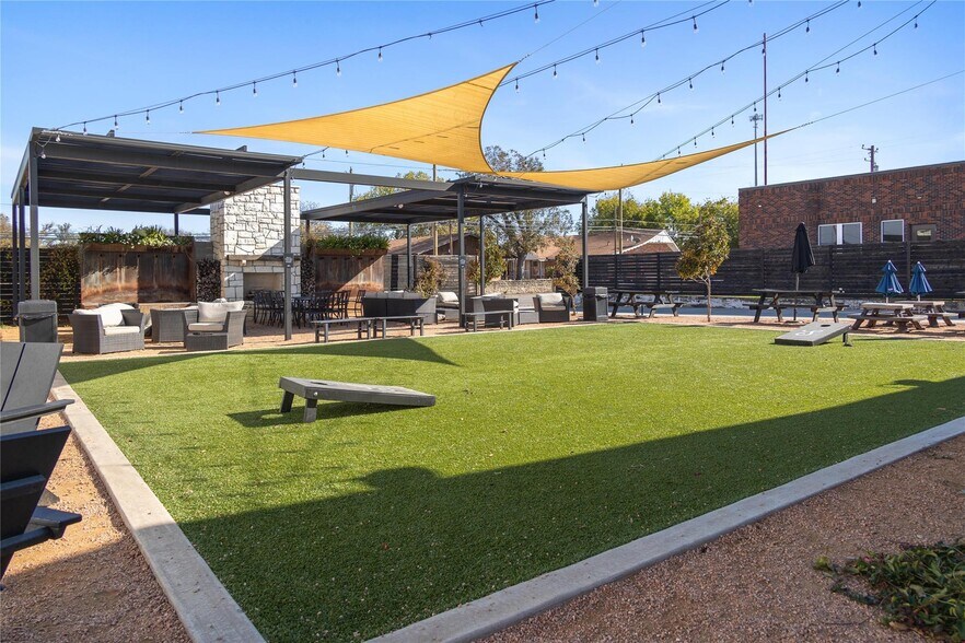 More Photos Of 508 N Center Ave, Brownwood Department Store For Sale