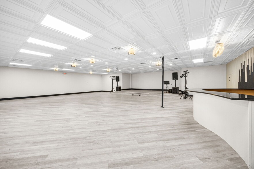 More Photos Of 8777 S Gessner Dr, Houston Freestanding For Lease