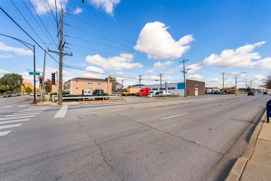 More Photos Of 5944 W 65th St, Chicago Service For Sale