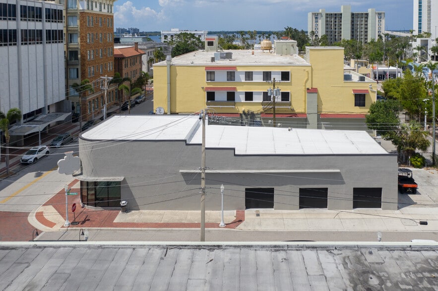 More Photos Of 1529-1531 Lee St, Fort Myers Bar For Sale