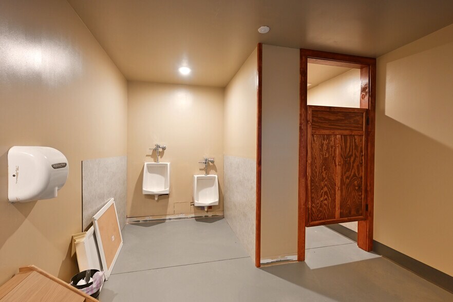 More Photos Of 11706 N Eaton Rd, Hayward Bar For Sale