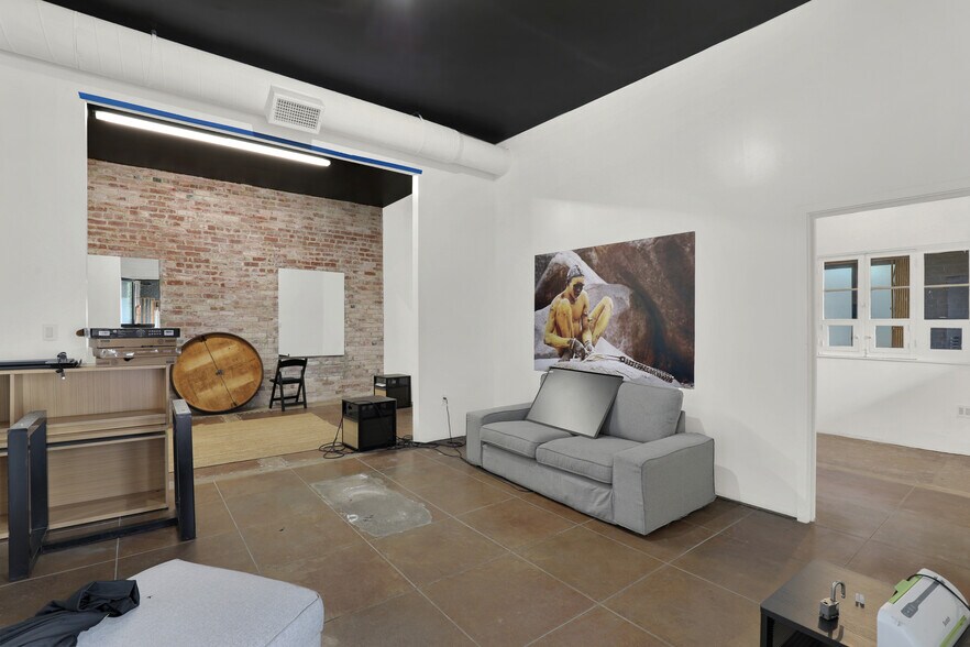 More Photos Of 435 S Boyle Ave, Los Angeles Office Residential For Sale