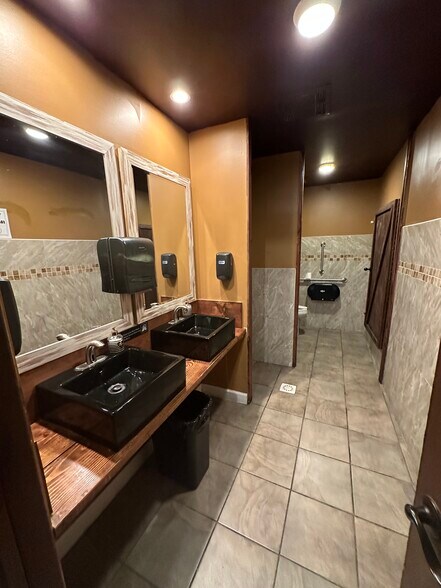 More Photos Of 414 38th St, Union City Storefront For Sale