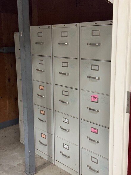 More Photos Of 160 S Turnpike Rd, Wallingford Light Distribution For Lease