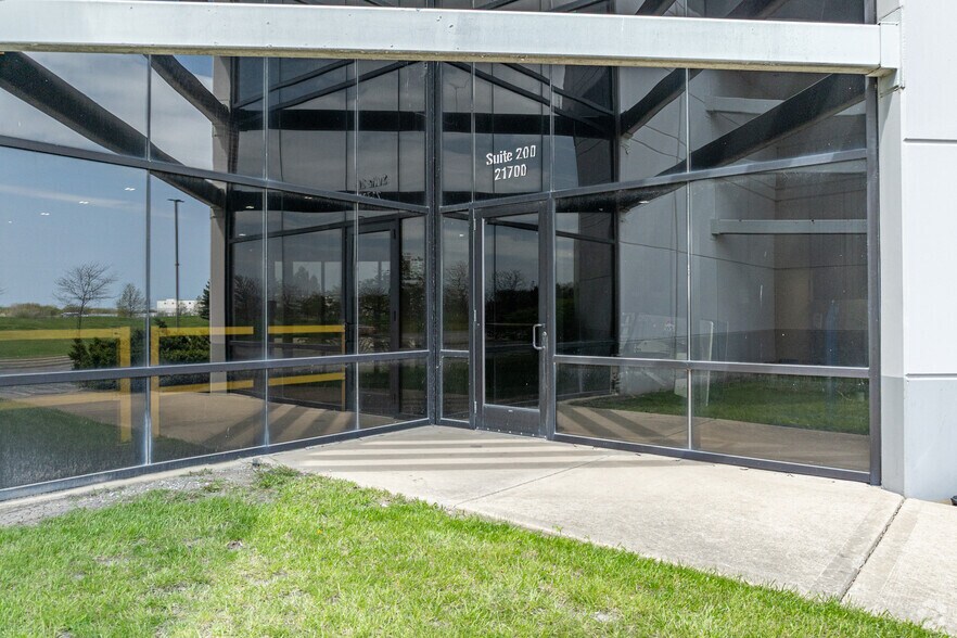 More Photos Of 21700 Mark Collins Dr, Sauk Village Distribution For Lease