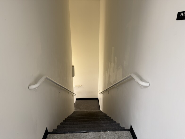 More Photos Of 34500 Gateway Dr, Palm Desert Warehouse For Lease