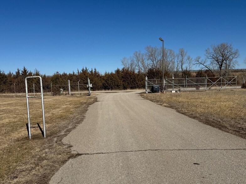 More Photos Of 3913 SW 10th St, El Dorado Office For Sale