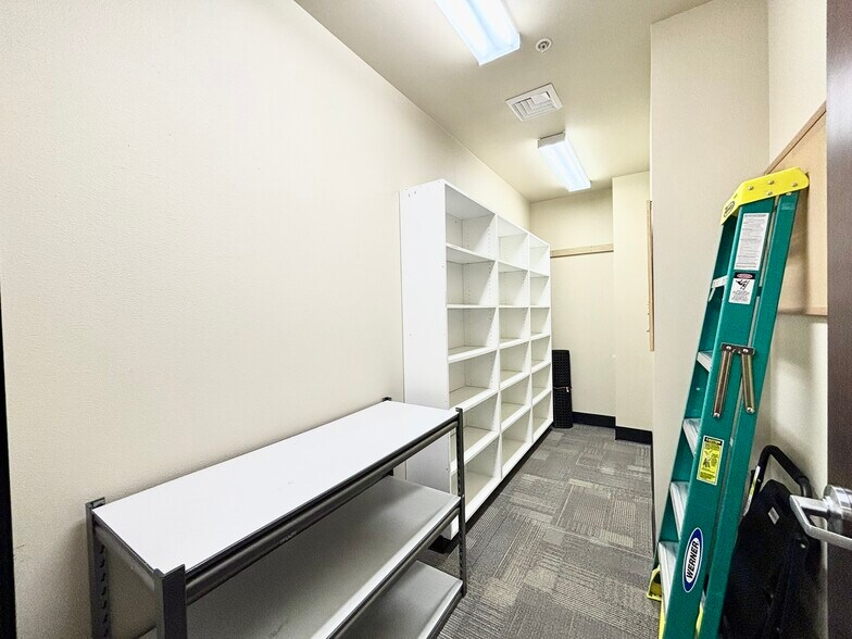 More Photos Of 1301 Poplar Dr, Medford Medical For Lease