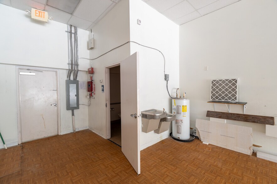 More Photos Of 3353 Dunn Ave, Jacksonville Storefront For Lease