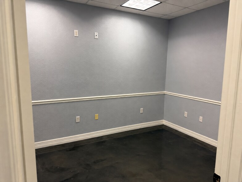 More Photos Of 101 Industrial Park Blvd, Hitchcock Warehouse For Lease