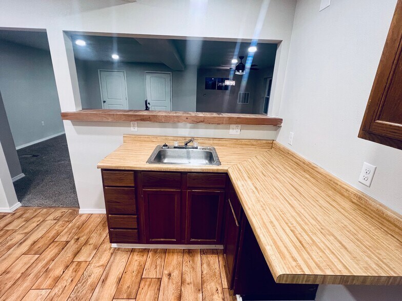 More Photos Of 1172 N Gaskill St, Huntsville Freestanding For Sale