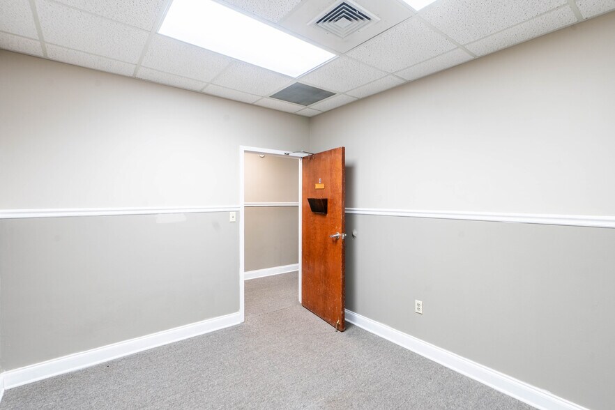 More Photos Of 819 Newman Dr, Helena Office For Sale