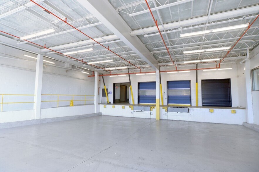 More Photos Of 109-09 180th St, Jamaica Self Storage For Lease