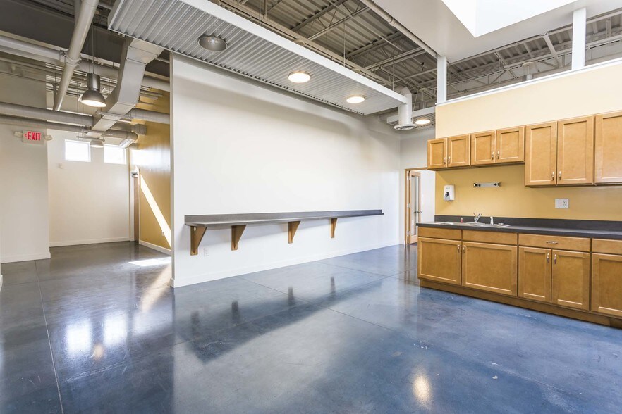 More Photos Of 900 Spring St, Jeffersonville Medical For Lease
