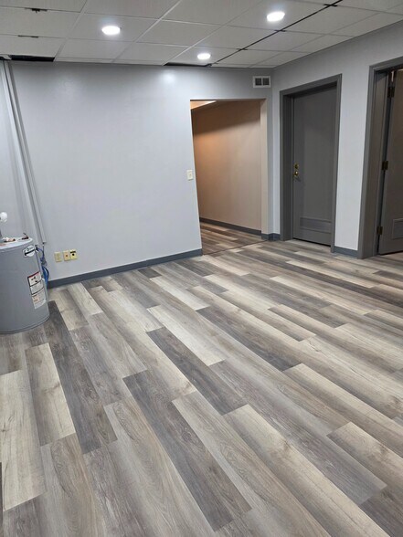 More Photos Of N91W17174 Appleton Ave, Menomonee Falls Showroom For Lease