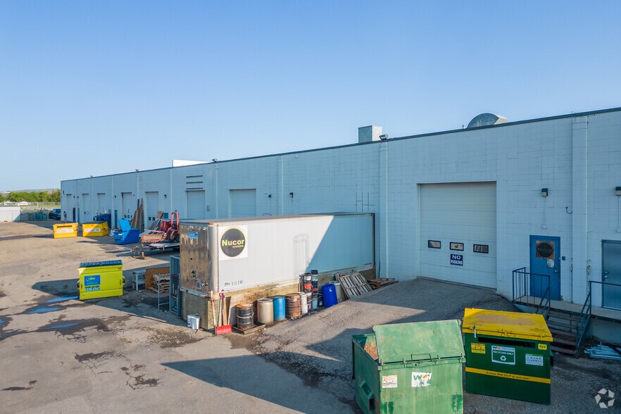 More Photos Of 1925 39th Ave NE, Calgary Showroom For Lease