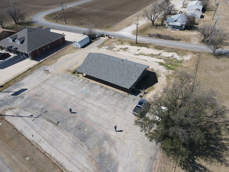 More Photos Of 103 S Stemmons St, Sanger Office For Lease