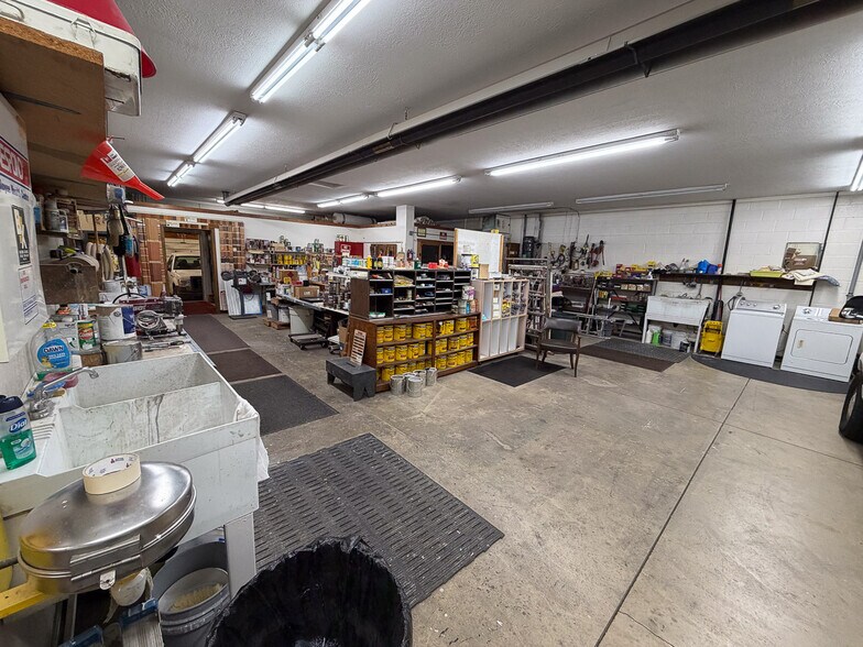 More Photos Of 2202 31st St NE, Canton Flex For Sale