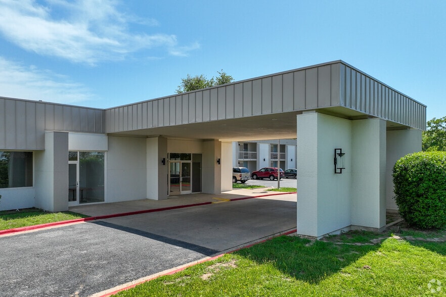 More Photos Of 2050 State Highway 31, Athens Showroom For Lease