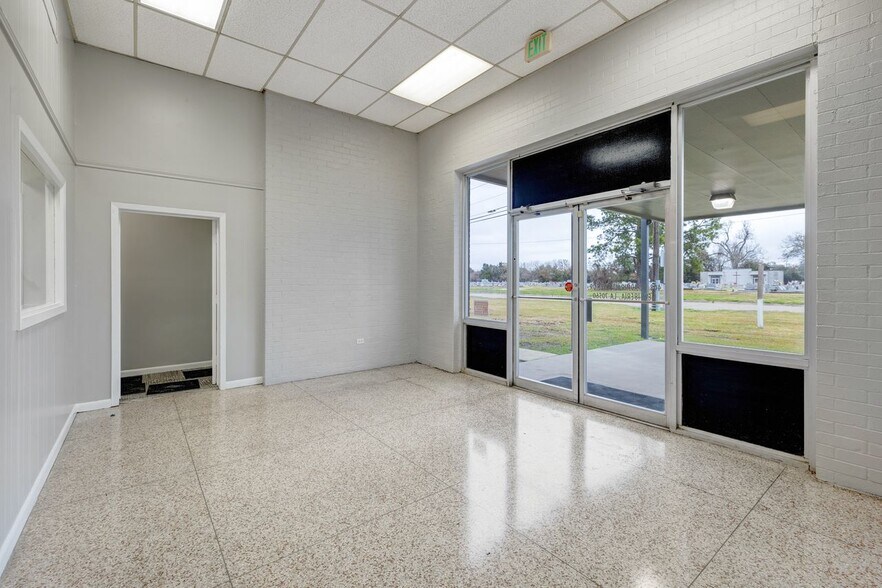 More Photos Of 403 W Admiral Doyle Dr, New Iberia Distribution For Lease