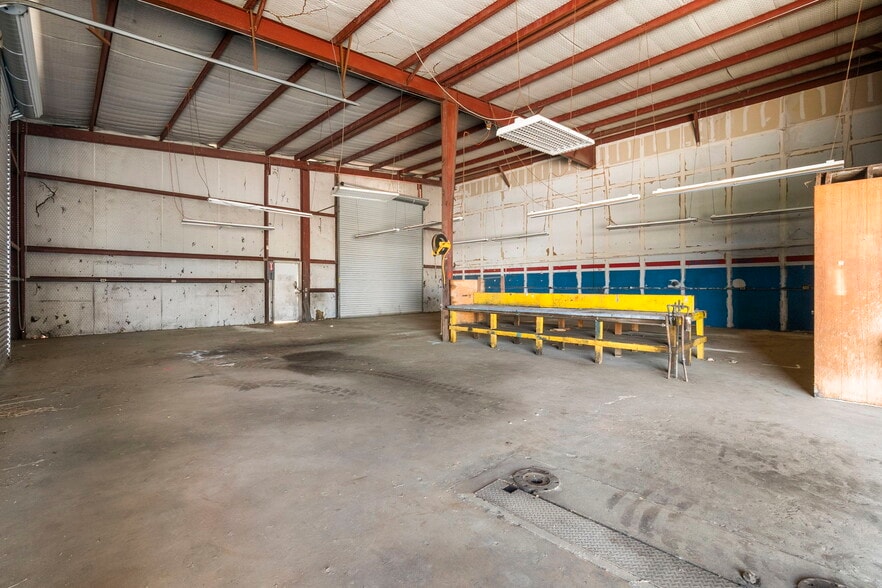 More Photos Of 290 Wonder World Dr, San Marcos Warehouse For Lease