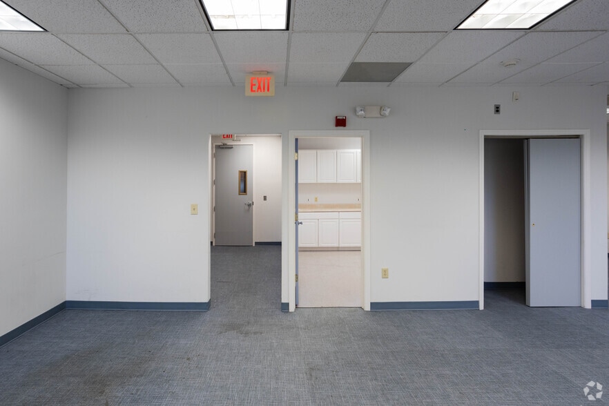 More Photos Of 900 US Highway 9 N, Woodbridge Office For Lease