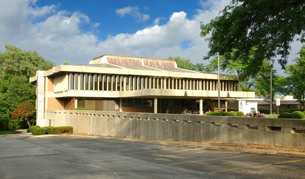 More Photos Of 4600 N Brandywine Dr, Peoria Bank For Lease