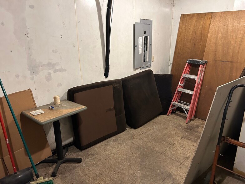 More Photos Of 127 S State St, South Whitley Freestanding For Lease