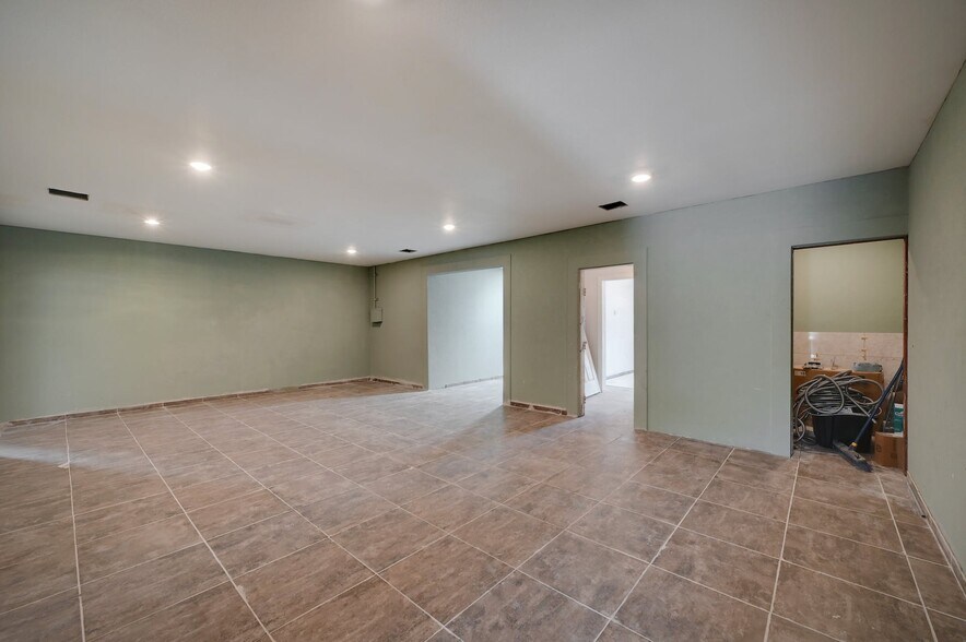 More Photos Of 2200-2204 S WW White Rd, San Antonio Restaurant For Lease