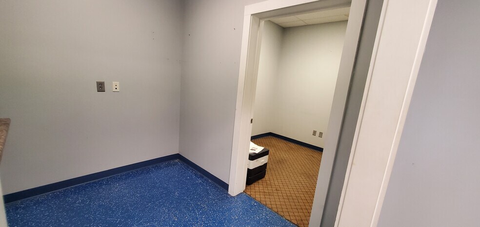 More Photos Of 657-673 E Broadway Blvd, Jefferson City Office For Lease