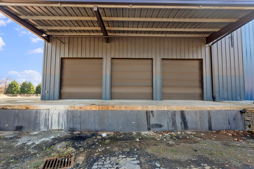 More Photos Of 207 N Kenneth St, Walhalla Warehouse For Lease