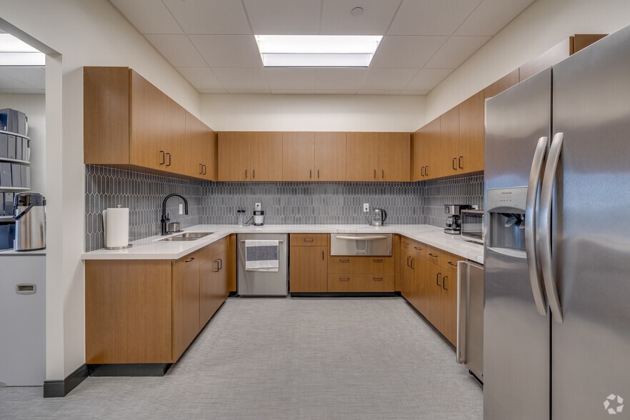 More Photos Of 401 S Boston Ave, Tulsa Office For Lease