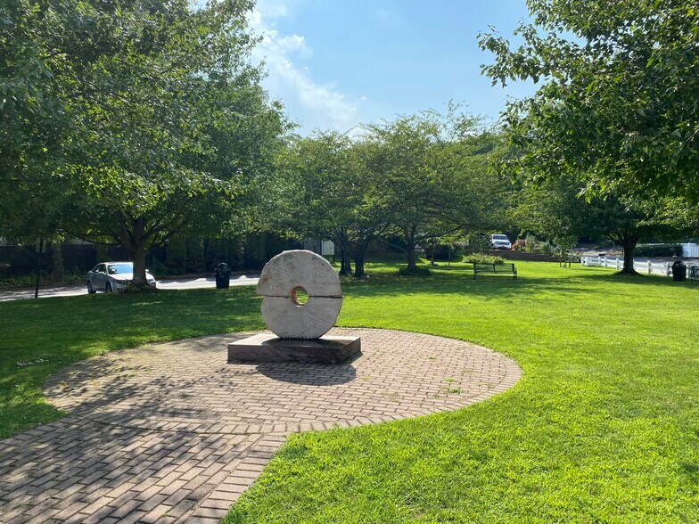 More Photos Of 12 Little Neck Rd, Centerport Storefront Retail Office For Lease