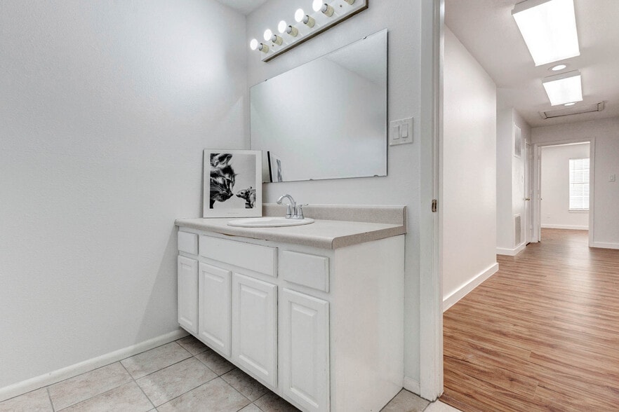 More Photos Of 1324 Avenue D, Katy Medical For Sale