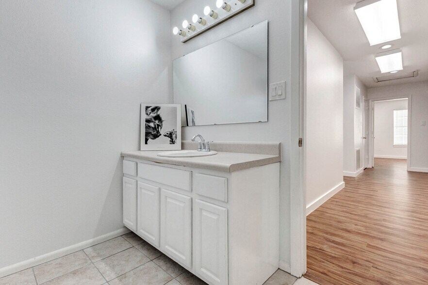 More Photos Of 1324 Avenue D, Katy Medical For Sale