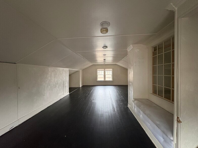 More Photos Of 970 W 7th Ave, Eugene Office For Sale