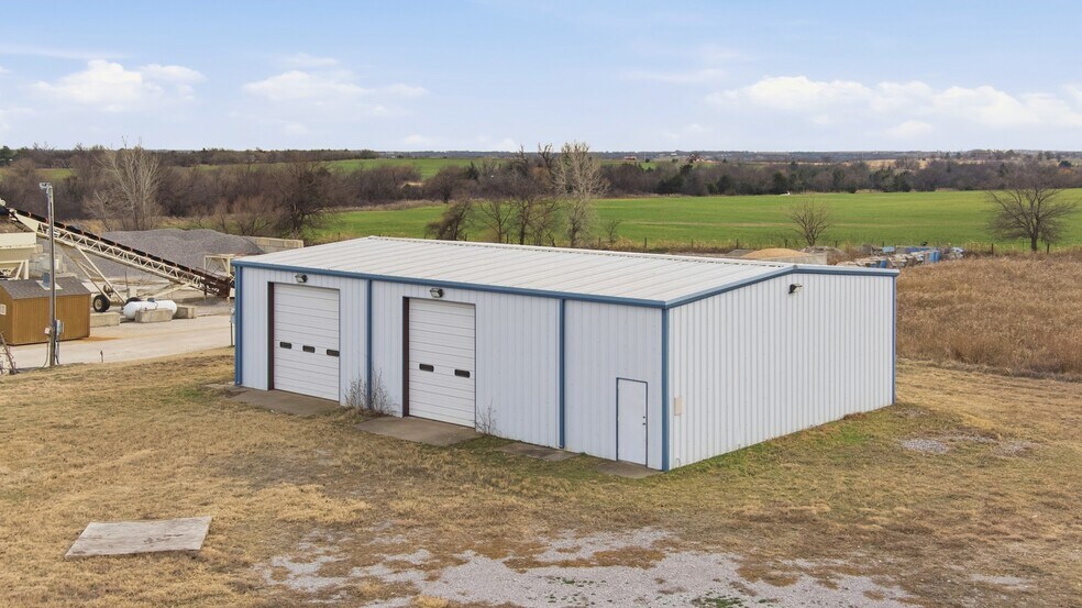 More Photos Of 15160 NW Expressway, Piedmont Warehouse For Lease