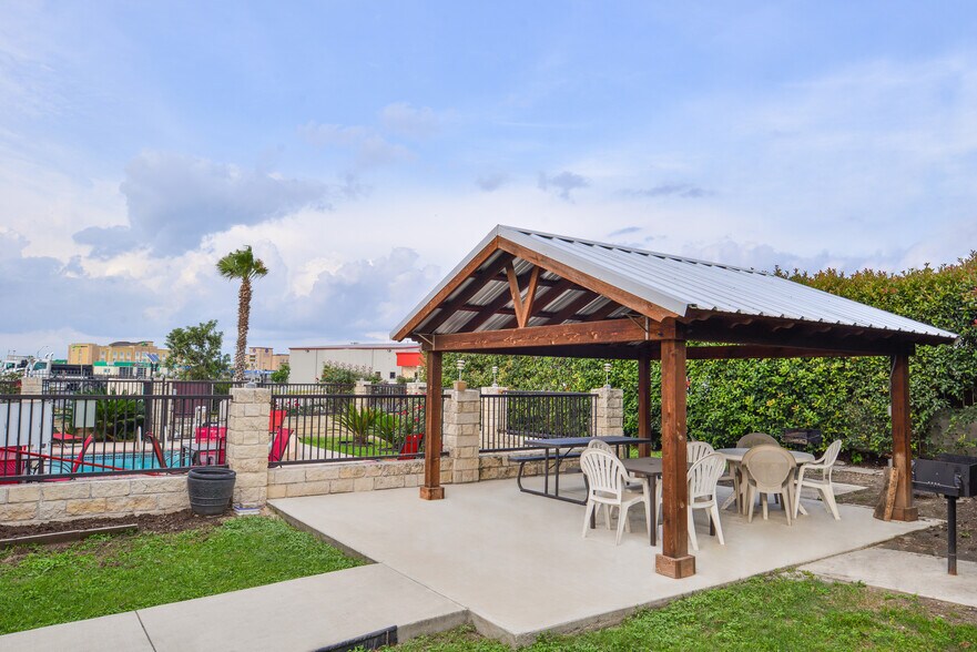 More Photos Of 15101 S Interstate 35, Buda Hotel For Sale